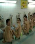 ridiculeces - Chinos duchandose en una duchas muy raras