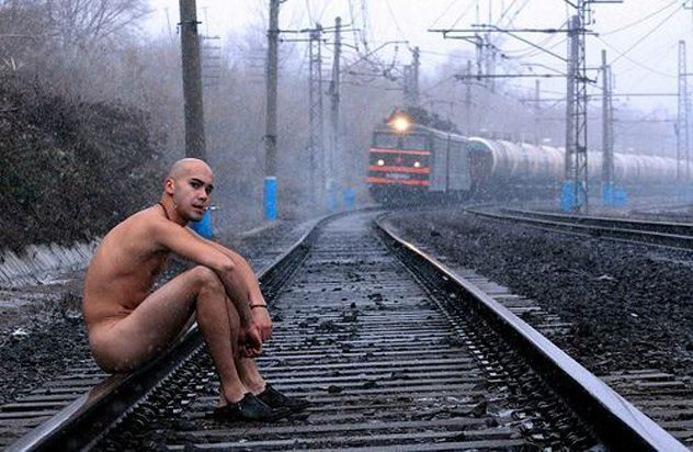 Chico desnudo amargado de la vida