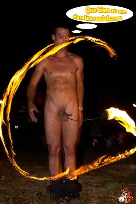 Que bien maneja este hombre los malabares con el pito