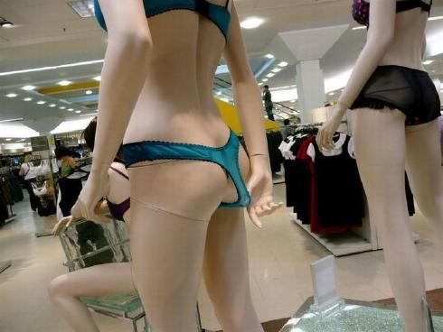 Al maniqu� tmabien le molesta el tanga