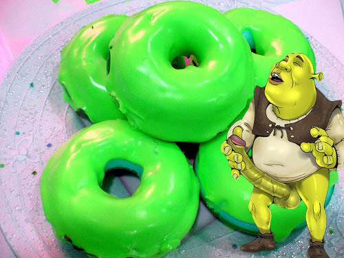 Shrek pajeandose con unos donnuts verdes
